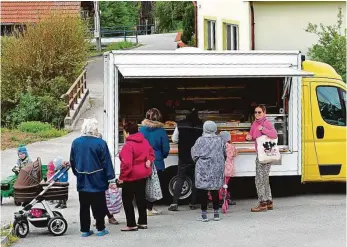  ??  ?? Obchod schází. Do obce se alespoň podařilo zajistit třikrát týdně závoz pečiva pojízdnou prodejnou.