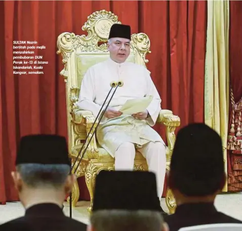 ??  ?? SULTAN Nazrin bertitah pada majlis menzahirka­n pembubaran DUN Perak ke-13 di Istana Iskandaria­h, Kuala Kangsar, semalam.