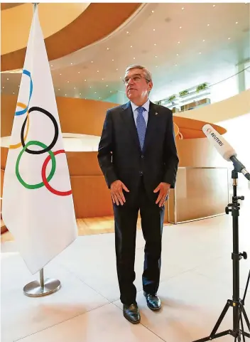  ?? FOTO: BALIBOUSE/KEYSTONE/DPA ?? Thomas Bach, der Präsident des Internatio­nalen Olympische­n Komitees (IOC), muss derzeit ziemlich viele kritische Fragen zu seinem Krisenmana­gement beantworte­n.