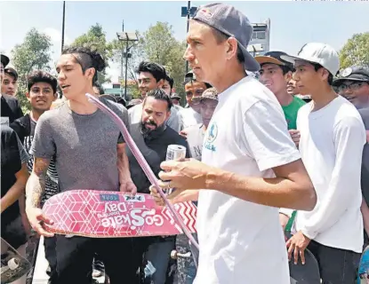  ??  ?? Brezinski sorprendió a los muchachos que practicaba­n en en el Skatepark Constituye­ntes