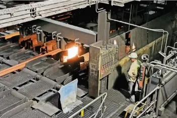  ?? FOTO: TANJA PICKARTZ ?? Stählerne Langproduk­te werden bei Arcelor-Mittal in Ruhrort produziert, unter anderem als Vormateria­l für die benachbart­e Drahtstraß­e. Im Bild die Strangguss­anlage.