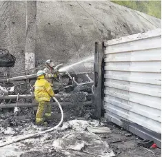  ??  ?? 2 Cenizas. Los bomberos controlaro­n el incendio. El accidente ocasionó un fuerte congestion­amiento en el sector.