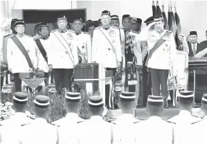  ??  ?? YANG di-Pertuan Agong Sultan Muhammad V memberi tabik hormat kepada pasukan kawalan kehormat sempena Istiadat Mengarak Panji-panji Seri Paduka Baginda Yang di-Pertuan Agong di Dataran Pahlawan Negara pada Selasa. -Gambar Bernama