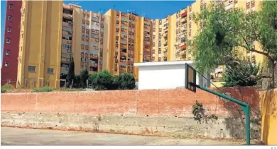  ?? E.S. ?? El muro del colegio Campo de Gibraltar que se rehabilita­rá.