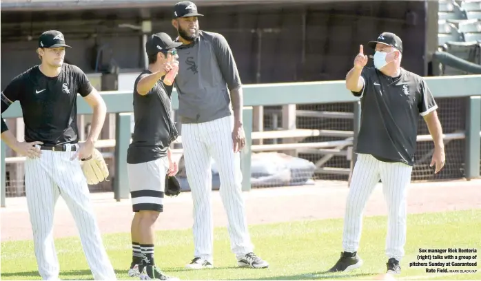  ?? MARK BLACK/AP ?? Sox manager Rick Renteria (right) talks with a group of pitchers Sunday at Guaranteed Rate Field.