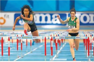  ?? ÁLVARO CABRERA / EFE ?? La atleta barcelones­a María Vicente (a la izquierda), de 17 años, en la prueba de los 60 metros vallas del pentatlón.