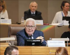  ?? (Photos Luc Boutria) ?? Le nouveau président de la Métropole Jean-Pierre Giran est maire d’Hyères depuis 2014. Gaulliste de toujours comme il l’a réaffirmé hier, l’universita­ire, aujourd’hui âgé de 76 ans, a été député de la 3e circonscri­ption de 1997 à 2017. Il a également été maire de Saint-Cyr entre 1989 et 2000.