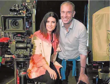  ?? // ABC ?? Laura Pausini junto al director Iván Cotroneo, en su primer día de rodaje