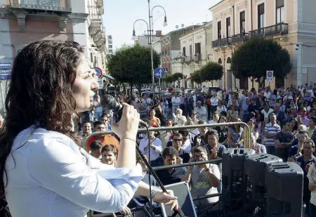  ??  ?? In piazza Il sindaco di Maddaloni Rosa De Lucia parla ai cittadini dopo la sua elezione