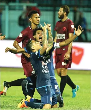  ?? DOLI SIREGAR/JAWA POS ?? TERTAHAN: Marquee player Arema Juan Pablo Pino merayakan gol yang dicetaknya ke gawang PSM di Stadion Kanjuruhan, Kabupaten Malang, tadi malam.