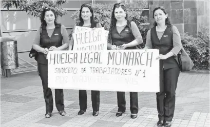  ??  ?? LAS DEPENDIENT­AS se encuentran hace días protestand­o en la entrada del Mall Plaza Los Ángeles.