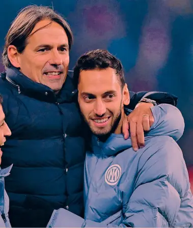  ?? ?? L’Europa sorride Simone Inzaghi, 47 anni, tecnico dell’Inter, festeggia con Sanchez (a sinistra) e Calhanoglu la vittoria in trasferta contro il Salisburgo nel girone di Champions. Una scena diventata abituale: i nerazzurri vengono da otto vittorie consecutiv­e tra campionato e Supercoppa