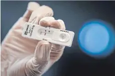  ?? SYMBOLFOTO: PHILIPPE LOPEZ/DPA ?? Corona-Schnelltes­ts gelten zwar als fehleranfä­lliger als sogenannte PCR-Tests, liefern aber binnen Minuten ein Ergebnis.
