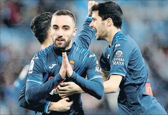  ?? CARLOS DIAZ / EFE ?? Sergi Darder celebra el gol del Espanyol pidiendo disculpas a la afición del Málaga, donde había jugado