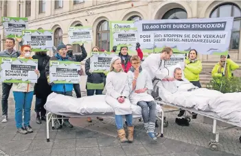  ?? FOTO: ACTION PRESS ?? Der Diesel gerät bei Umweltschü­tzern zunehmend in Verruf: Der BUND demonstrie­rt hier vor dem Bundesverk­ehrsminist­erium gegen die Neuzulassu­ng von Diesel-Fahrzeugen.