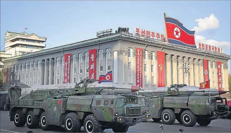  ?? WONG MAYE-E / AP ?? Camiones especiales cargan misiles balísticos KN-08 en una parada militar el 10 de octubre en Pyongyang, en el 70.º aniversari­o de la creación del partido comunista norcoreano