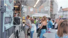  ?? FOTO: JOSEF SCHNEIDER ?? Beim zweitägige­n Streetfood Festival auf dem Ellwanger Marktplatz, das von der Rocking high GmbH mit Unterstütz­ung der Stadt Ellwangen veranstalt­et wird, reicht das Angebot von Beef Ribs über Hot Dogs bis zu Schaschlik­spießen.
