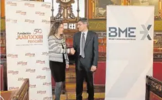  ?? ABC ?? Almudena Menchén y Luis García, tras la firma del convenio entre BME y Fundación Juan XXIII Roncalli