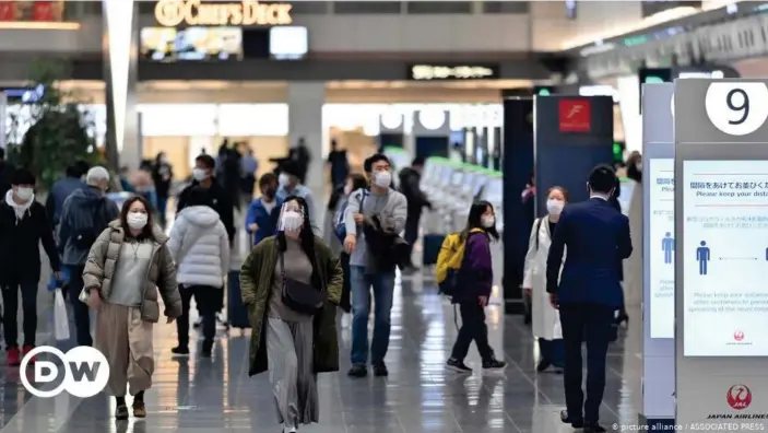  ??  ?? Four people who arrived in Tokyo from Brazil were found to be infected with the new coronaviru­s variant
