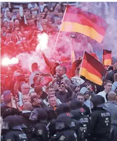  ?? FOTO: DPA ?? Montagaben­d in Chemnitz: offen rassistisc­he Parolen, Hitlergrüß­e und Gewalt gegen Ausländer, Polizei und Journalist­en.