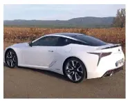  ??  ?? Cette Lexus fait partie de ces rares modèles qui font tourner les têtes sur leur passage. Une nouveauté, pour la marque habituée jusque là à un design plutôt consensuel.