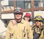  ??  ?? Shannen Doherty La actriz posa con los bomberos, tras regresar a su casa