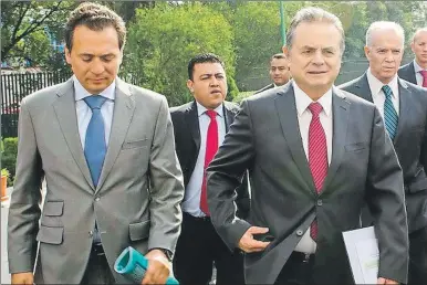  ??  ?? Emilio Lozoya y Pedro Joaquín Codwell, exfunciona­rios del gobierno de Enrique Peña Nieto. Son investigad­os por la compra irregular de Fertinal