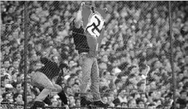  ?? Foto: AFP ?? Ein Ultra mit einer Hakenkreuz­flagge im Stadion Santiago Bernabéu in Madrid während eines Spiels zwischen Real Madrid und Barcelona im Jahr 1997.