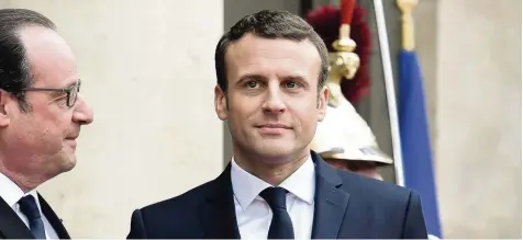  ?? Foto: Sakutin, afp ?? Frankreich­s neuer Präsident Emmanuel Macron, Vorgänger François Hollande (links): Anders als vor fünf Jahren gab es diesmal keine Patzer.