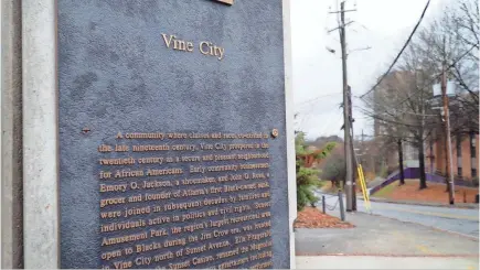  ?? PHOTOS BY SANDY HOOPER/USA TODAY ?? A plaque gives visitors a short history of the Vine City neighborho­od in Atlanta.