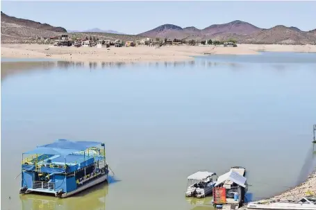  ??  ?? LA ESCASEZ de agua también ha mermado el turismo