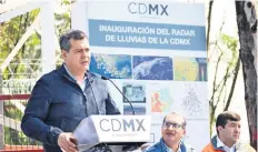  ??  ?? El jefe de Gobierno, José Ramón Amieva (izquierda), informó que el radar meteorológ­ico se ubica en el Cerro de la Estrella, en la delegación Iztapalapa.