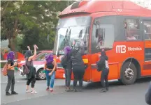  ??  ?? Colectivos feministas rayaron las unidades del Metrobús para exigir justicia por la presunta violación de una menor de edad.