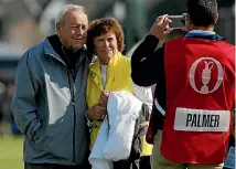  ??  ?? Arnold Palmer with his wife Kathleen Gawthrop at St Andrews, Scotland, in 2015.