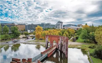  ?? ARCHIVFOTO­S: ROLF RUPPENTHAL ?? Der Bürgerpark ist das Ziel beim ersten Saarbrücke­r Firmenlauf.