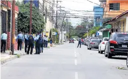  ??  ?? ATAQUE. El gatillero comenzó a atacar al abogado cerca de una pulpería y del bufete adonde trabajaba. Ahí hay cámaras de seguridad.