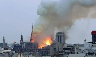  ??  ?? Notre Dame in fiamme: a Matera ci sarà il capo dei pompieri di Parigi