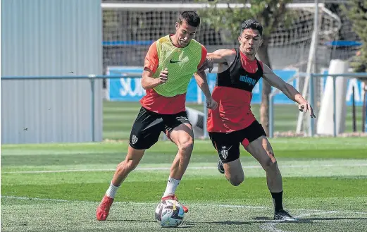  ?? SD HUESCA ?? Pablo Tomeo avanza con el balón presionado por Juanjo Nieto, durante el entrenamie­nto de ayer.