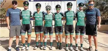  ?? Foto: Andy Schleck Cycles-immo Losch ?? Bei der Dubai Tour trugen Line Marie Gulliksen, Alana Forster, Mia Berg, Désirée Ehrler, Hana Hermanovsk­a und Mae Lang (v.l.n.r.) das Trikot des Teams. Begleitet wurden sie vom Sportliche­n Leiter Tjarco Cuppens (l.) und Soigneur Ferdi van Even.