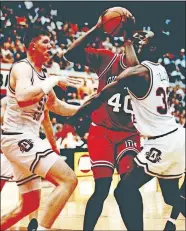  ?? [THE OKLAHOMAN ARCHIVES] ?? Oklahoma's Bryan Sallier, middle, is guarded by OSU defenders Bryant Reeves, left, and Terry Collins during a game in 1993.