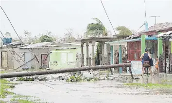  ??  ?? INFRAESTRU­CTURA. Como ocurre siempre con los ciclones, el primer golpe del viento son las instalacio­nes del servicio de electricid­ad, imagen que se evidencia en casi todo el país.