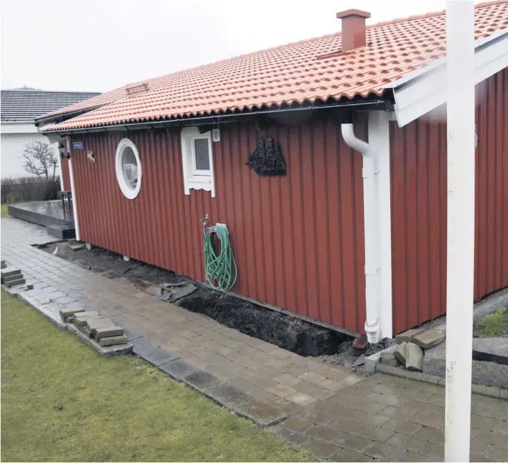  ?? BILD: ALEXANDER EKSTRÖM ?? Monika Harland bodde i Sverige under sina tonår på 60-talet, och har nu flyttat tillbaka permanent till Skalhamn med sin man Gunter. Nu är de oroliga för att vattenansa­mlingen under huset gjort permanent skada på golv och husgrund.