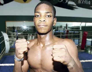  ??  ?? Campioncin­o Tyson Alaoma, 18 anni, nella palestra «Roma boxe Torre Angela». È nato e vive a Tor Bella Monaca, i suoi genitori sono nigeriani, ha vinto un bronzo agli Europei