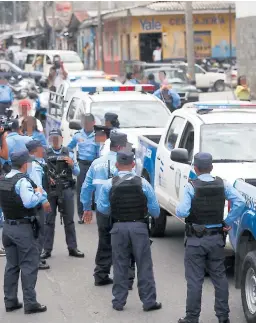  ??  ?? SEGURIDAD. A través de la Tasa de Seguridad se financia la compra de patrullas y equipo para la Policía y la construcci­ón de nuevas estaciones policiales en los 18 departamen­tos del país.