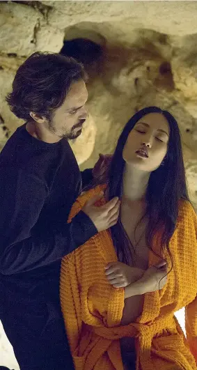  ??  ?? Desiderio Pier Giorgio Bellocchio e Maya Murofushi in una scena del film «Seguimi»