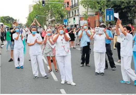  ?? RODRIGO JIMÉNEZ / EFE ?? Profesiona­les sanitarios concentrad­os ayer frente al Hospital Niño Jesús, en Madrid, contra los recortes.