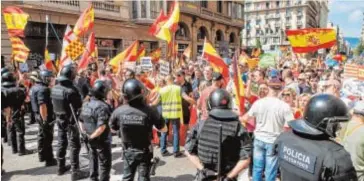  ?? EFE ?? Cordón sanitario Los Mossos impiden el paso de los manifestan­tes a la plaza, donde estaba instalada la tribuna de oradores