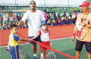  ??  ?? SESI perlawanan ‘Mini Tennis’ melibatkan kanak-kanak tadika.