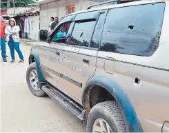  ?? FOTO: EL HERALDO ?? El carro en el que viaja José Herminio Mendoza García quedó perforado a balazos mientras los delincuent­es huyeron del lugar.