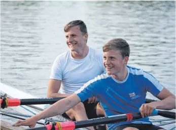  ?? FOTO: RVF ?? Starke Leistung: Conrad (links) und Oscar Paulus am Siegersteg sowie auf den letzten 500 Metern der Regattastr­ecke in Bamberg.